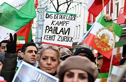 Tausende Menschen demonstrierten in D&uuml;sseldorf friedlich f&uuml;r ein Ende des Regimes im Iran. - &copy; Roberto Pfeil/dpa