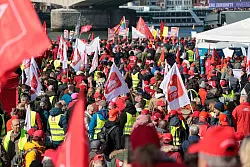 «NRW muss Industrieland bleiben», fordern die Demonstranten. - © Thomas Banneyer/dpa