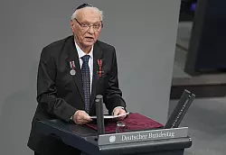 Der Holocaust-Überlebende Roman Schwarzman war als Kind im Ghetto. - © Michael Kappeler/dpa