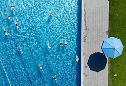 Die ersten Freibäder haben wieder geöffnet. - © Sven Hoppe/dpa