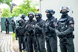 Der Eingang des neuen Gerichtssaals am Stadtrand von Verden wird streng bewacht. - &copy; Sina Schuldt/dpa