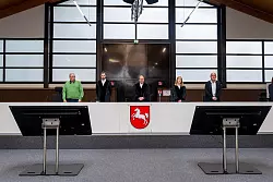 Die Verhandlung gegen die ehemalige RAF-Terroristin Daniela Klette ist im neuen Sitzungssaal in einer umgebauten Reithalle fortgesetzt worden. - &copy; Sina Schuldt/dpa POOL/dpa