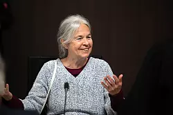 Daniela Klette kritisiert den provisorischen Gerichtssaal. - &copy; Sina Schuldt/dpa POOL/dpa