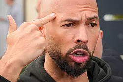 Andrew Tate gestikuliert oft heftig und scheut auch keine harte Wortwahl. - © Vadim Ghirda/AP/dpa