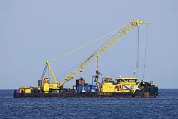 Das riesige Schiff, das vor der italienischen Mittelmeerinsel in etwa 50 Metern Tiefe liegt, sollte ursprünglich bis Mitte Juni nach oben gebracht werden. (Archivbild) - © Alberto Lo Bianco/LaPresse via ZUMA Press/dpa