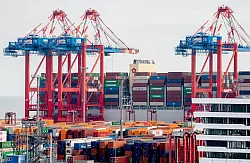 Zölle dürften die Industrie in Deutschland belasten. - © Hauke-Christian Dittrich/dpa