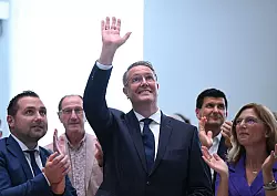 Der neue Ministerpr&auml;sident Alexander Schweitzer (SPD) winkt nach seiner Wahl. - &copy; Arne Dedert/dpa/POOL/dpa