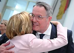 Die scheidende Ministerpr&auml;sidentin Malu Dreyer und ihr Nachfolger Alexander Schweitzer (beide SPD) umarmen sich zu Beginn der Sondersitzung des Landtags von Rheinland-Pfalz. - &copy; Arne Dedert/dpa