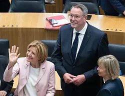 Malu Dreyer winkt, Alexander Schweitzer ist der neue Ministerpr&auml;sident von Rheinland-Pfalz. - &copy; Boris Roessler/dpa