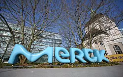 Merck ist ein führender Hersteller von Medikamenten zur Kinderwunschbehandlung. (Archivbild) - © Arne Dedert/dpa