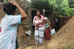 Zahlreiche Menschen in der Grenzregion mussten sich in Sicherheit bringen. - &copy; Sunny Chittawil/AP/dpa