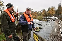 Fischwirt Dennis Bock (links) und Fischwirtschaftsmeister Sven Wohlgemut helfen deutschen Wildlachsen bei der Fortpflanzung. - &copy; Oliver Berg/dpa