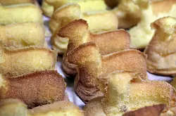 Auch Selbstgebackenes wie das klassische Osterlamm ist 2025 deutlich teurer. - © Karl-Josef Hildenbrand/dpa