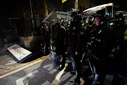 Die Polizei stellte sich den Demonstranten vor dem Gerichtsgeb&auml;ude in Seoul in den Weg. - &copy; Ahn Young-joon/AP/dpa