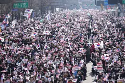 Tausende Menschen gingen in Seoul f&uuml;r Yoon auf die Stra&szlig;e. - &copy; Lee Jin-man/AP/dpa