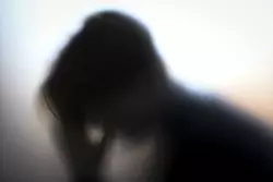 Die dauerhafte Fokussierung auf das Negative l&auml;sst die Welt oft sehr d&uuml;ster erscheinen. (Symbolbild) - &copy; Emmi Korhonen/Lehtikuva/dpa