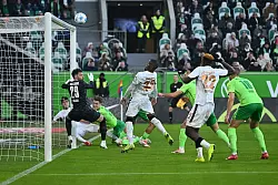 Großchance für Leverkusen: Nordi Mukiele (M) köpft aus kurzer Distanz über das Tor. - © Swen Pförtner/dpa