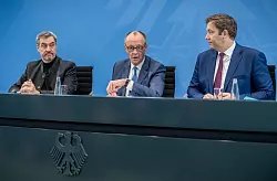 Die Regierungskoalition will das Verbrenner-Aus auf EU-Ebene aufweichen und die Anschaffung von E-Autos wieder fördern. (Archivbild) - © Michael Kappeler/dpa