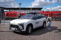 Ausgewählte Fahrgäste des öffentlichen Nahverkehrs können ab dieser Woche ein Angebot in Langen und Egelsbach im Landkreis Offenbach testen, bei dem autonom fahrende Autos eingesetzt werden. - © Oliver Lang/Deutsche Bahn/dpa