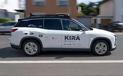 Per App können Fahrgäste Fahrten auf Abruf buchen. - © Boris Roessler/dpa