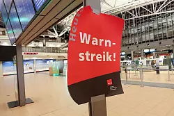 Reisende und Pendler müssen sich am Montag auf weitreichende Verkehrsausfälle einstellen. - © Bodo Marks/dpa