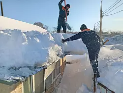 Die Beh&ouml;rden auf der fern&ouml;stlichen Halbinsel Kamtschatka rechnen noch mit tagelangen Eins&auml;tzen, um dem Schneechaos Herr zu werden. - &copy; -/Government of Kamchatka Territory via XinHua/dpa