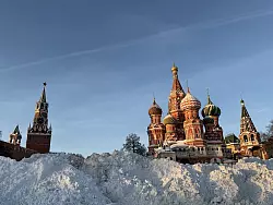 Auch in der russischen Hauptstadt t&uuml;rmen sich stellenweise nach Rekord-Niederschl&auml;gen in diesem Winter die Schneemengen. - &copy; Ulf Mauder/dpa