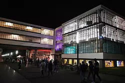 Das Bauhaus leuchtet in der Nacht. - © Sebastian Willnow/dpa/dpa-tmn