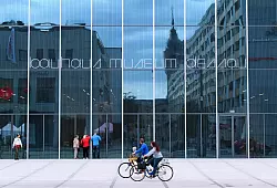 Blick auf das neue Bauhaus Museum: Die Dessauer Bauhaussammlung gilt weltweit als zweitgrößte. - © Hendrik Schmidt/dpa/dpa-tmn