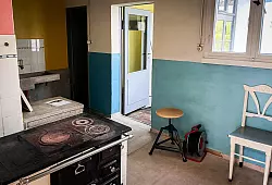 Koch- und Waschküche plus Bad im Haus Anton in der Siedlung Törten. - © Heidi Scharvogel/dpa-tmn