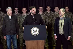 US-Vize Vance trifft auf der Eisinsel stationierte US-Soldaten. - © Jim Watson/POOL AFP/AP/dpa