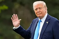 Trump bekräftigt den US-Anspruch Anspruch auf Grönland. - © Mark Schiefelbein/AP/dpa