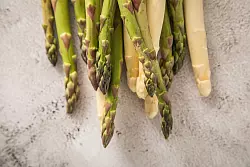 Wieso weißen oder grünen Spargel nicht mal anbraten oder roh essen? - © Christin Klose/dpa-tmn