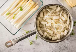 Die Spargelenden und die Schalen müssen nicht im Müll landen, sie eignen sich gut für einen Spargelfond. - © Christin Klose/dpa-tmn