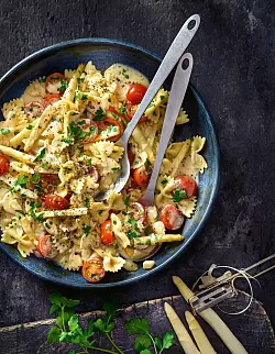Für diesen Spargel-Nudel-Salat werden die Stangen angebraten. Er eignet sich als Hauptgericht oder als Beilage - etwa beim Grillen. - © Hubertus Schüler/Becker Joest Volk Verlag/dpa-tmn
