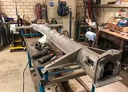 Mehr als das Fahrgestell war von dem wohl ältesten VW Käfer nicht mehr übrig. - © Traugott Grundmann/dpa