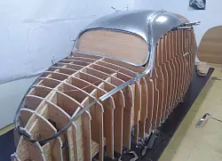 Sammler Traugott Grundmann baute die Karosserie zusammen mit einer Fachfirma wieder auf. - © Traugott Grundmann/dpa