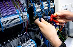 In der Industrie berichten weniger Firmen über Fachkräftemangel (Archivbild) - © Sven Hoppe/Deutsche Presse-Agentur GmbH/dpa