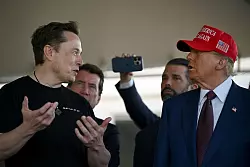 Elon Musk spricht mit dem designierten US-Pr&auml;sidenten Donald Trump vor dem Start des sechsten Testflugs der SpaceX Starship-Rakete in Boca Chica, Texas. - &copy; Brandon Bell/Getty Images North America Pool via AP/dpa