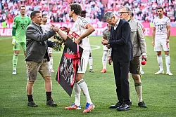Max Eberl (l) verabschiedet Thomas Müller - gibt es neue Führungsspieler beim FC Bayern? - © Tom Weller/dpa