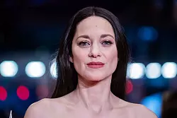 Marion Cotillard ist in «La Tour de Glace» als Schneekönigin zu sehen. (Archivbild) - © Christoph Soeder/dpa