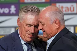 Der Weltmeistertrainer von 2002, Luiz Felipe Scolari (r), und Carlo Ancelotti (l), der diesen Titel gerne holen würde. (Archivbild) - © Silvia Izquierdo/AP/dpa