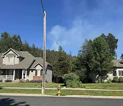 Einsatzkräfte rücken zu einem Feuer aus - unvermittelt schießt jemand auf sie. - © Mark Lathrop/dpa