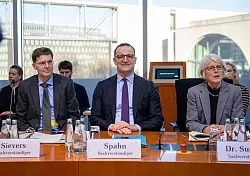 Im Bundestag geht es um Corona: Jens Spahn, Oliver Sivers vom Bundesrechnungshof und Margaretha Sudhof, die als Sonderermittlerin die Maskenbeschaffungen untersucht hatte. - &copy; Soeren Stache/dpa