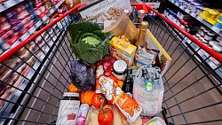 Einige Lebensmittel kosten aktuell mehr als vor einem Jahr, andere weniger, wie Daten des Statistischen Bundesamtes zeigen. - © Rolf Vennenbernd/dpa