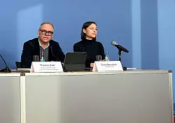 Anwältin Guilia Borsalino (r.) bei der Pressekonferenz. - © Marion van der Kraats/dpa