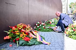 Am 13. August 1961 begann der Bau der Berliner Mauer. Der Regierende B&uuml;rgermeister Wegner legte einen Kranz zur Erinnerung nieder. - &copy; Sebastian Christoph Gollnow/dpa