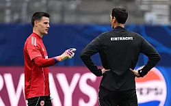 Michael Zetterer wird für Eintracht Frankfurt gegen den FC Liverpool im Tor stehen. - © Arne Dedert/dpa