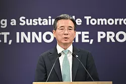 Kim Yong Bum, Leiter im Pr&auml;sidentenstab f&uuml;r Politik, gibt Auskunft &uuml;ber die Details der Handelseinigung mit den USA. - &copy; Johannes Neudecker/dpa