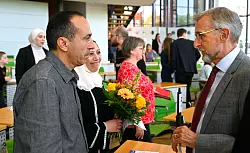 Viele Flüchtlinge aus Syrien erfüllen inzwischen die Voraussetzungen für eine Einbürgerung. (Archivbild) - © Matthias Rietschel/dpa
